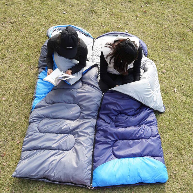 Suaugusiųjų lauko miegmaišis – užpildas Hollow Cotton, vidinis 190T Chunya Spinning, audinys 190T poliesteris su vandeniui atsparia danga ir sferiniai reljefai, konstrukcija: voko tipo, svoris 1800 g