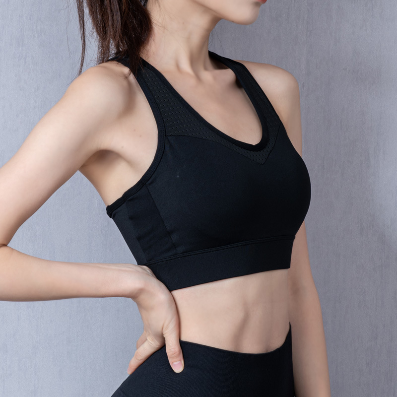 Sieviešu sporta krūšturis ar veidotiem 3/4 kausiem, aizmugures trīs rindas aizdare, fiksētas dubultās plecu siksnas, poliestera-spandeksa maisījums 88/12