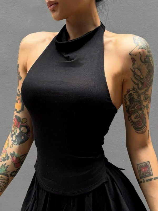 Modalinis sportinis liemenėlis su haltero kaklu, tvirtai formuoti puodeliai, greitas džiūvimas