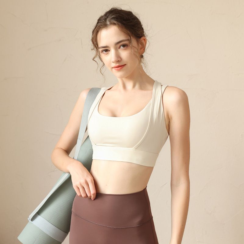 Moteriška sportinė liemenėlė bėgimui, išorinei dėvėjimui – pilnas puodelis, formuotas puodelis, fiksuotos dvigubos petnešos, nugaros trijų eilučių kabliukų užtrauktukas; pagrindinis audinys: nailonas 75%, pamušalas: spandeksas 25%