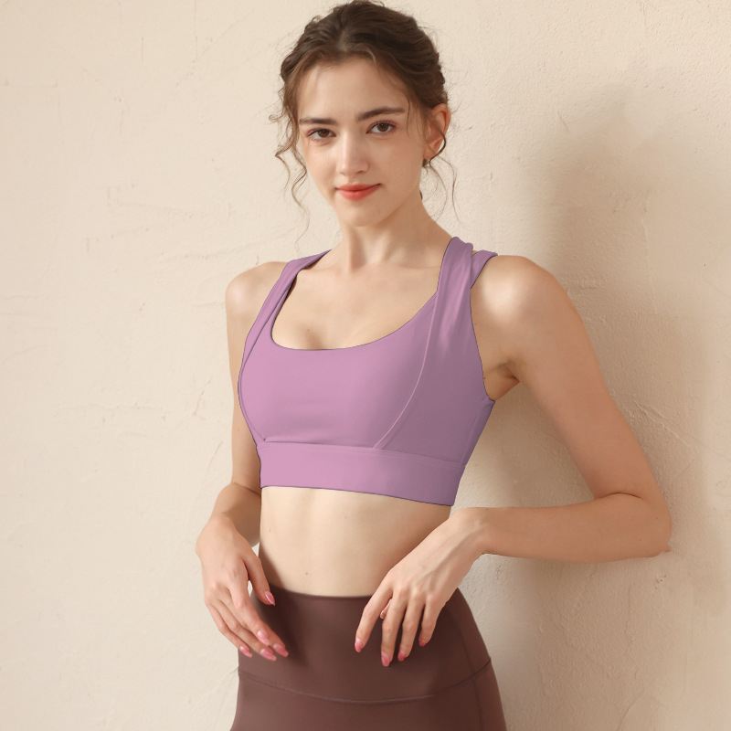 Moteriška sportinė liemenėlė bėgimui, išorinei dėvėjimui – pilnas puodelis, formuotas puodelis, fiksuotos dvigubos petnešos, nugaros trijų eilučių kabliukų užtrauktukas; pagrindinis audinys: nailonas 75%, pamušalas: spandeksas 25%