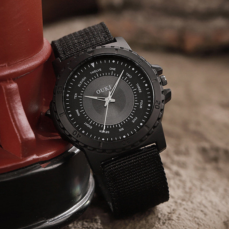 Ārējo sporta pulkstenis ar nerūsējoša tērauda siksnu, kvarca mehānisms, sakausējuma korpuss, bez ūdensizturības