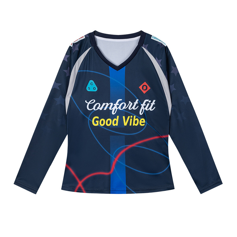 Дълъг ръкав спортна тениска, кръгло деколте, 100% полиестер, дишаща и антибактериална, влаготвеждаща, буквен принт в дизайн с цветни блокове