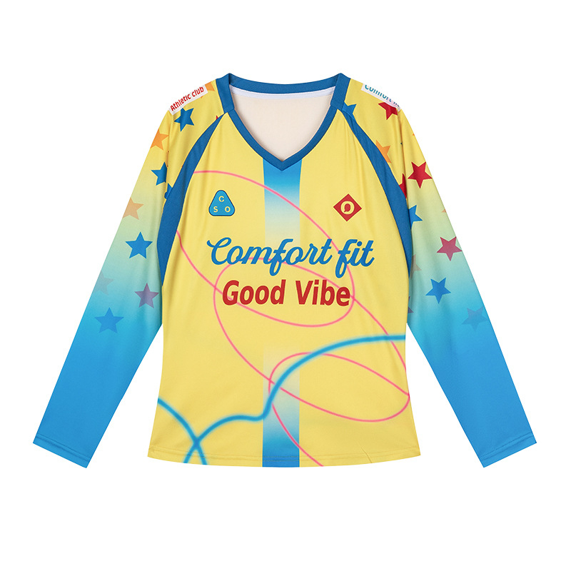 Дълъг ръкав спортна тениска, кръгло деколте, 100% полиестер, дишаща и антибактериална, влаготвеждаща, буквен принт в дизайн с цветни блокове