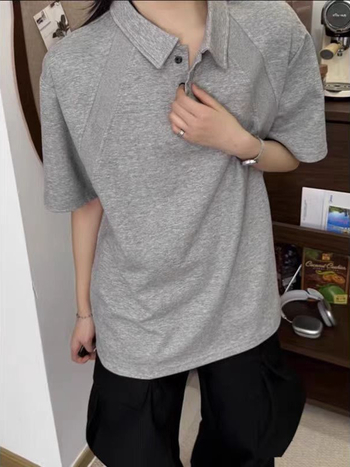 Πλεκτή μπλούζα Polo με κοντό μανίκι, χαλαρή εφαρμογή, μονόχρωμη, πολυεστερική ανάμικτη ίνα, λεπτομέρεια κολλάζ, καλοκαίρι 2025