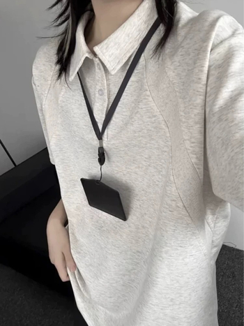 Πλεκτή μπλούζα Polo με κοντό μανίκι, χαλαρή εφαρμογή, μονόχρωμη, πολυεστερική ανάμικτη ίνα, λεπτομέρεια κολλάζ, καλοκαίρι 2025