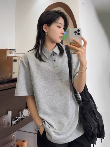 Πλεκτή μπλούζα Polo με κοντό μανίκι, χαλαρή εφαρμογή, μονόχρωμη, πολυεστερική ανάμικτη ίνα, λεπτομέρεια κολλάζ, καλοκαίρι 2025