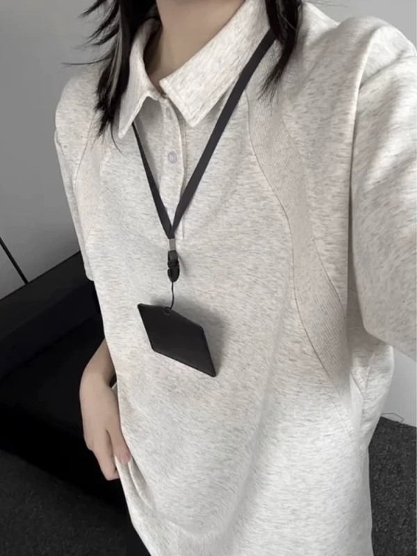 Πλεκτή μπλούζα Polo με κοντό μανίκι, χαλαρή εφαρμογή, μονόχρωμη, πολυεστερική ανάμικτη ίνα, λεπτομέρεια κολλάζ, καλοκαίρι 2025