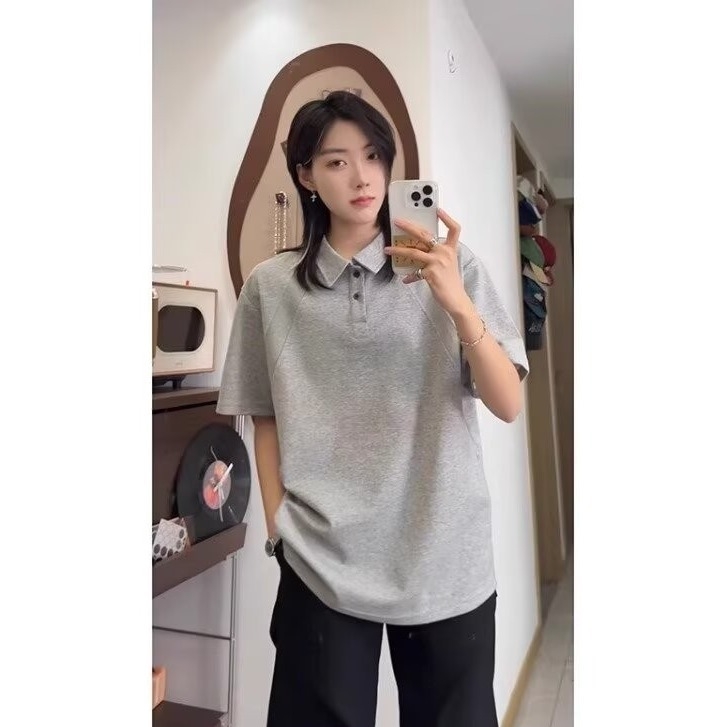 Πλεκτή μπλούζα Polo με κοντό μανίκι, χαλαρή εφαρμογή, μονόχρωμη, πολυεστερική ανάμικτη ίνα, λεπτομέρεια κολλάζ, καλοκαίρι 2025
