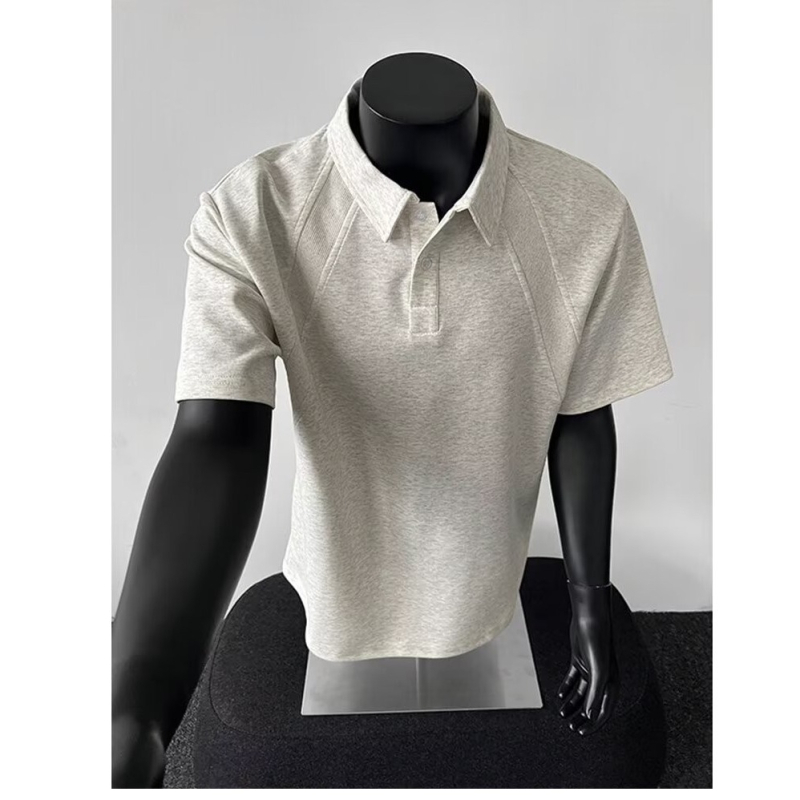 Πλεκτή μπλούζα Polo με κοντό μανίκι, χαλαρή εφαρμογή, μονόχρωμη, πολυεστερική ανάμικτη ίνα, λεπτομέρεια κολλάζ, καλοκαίρι 2025