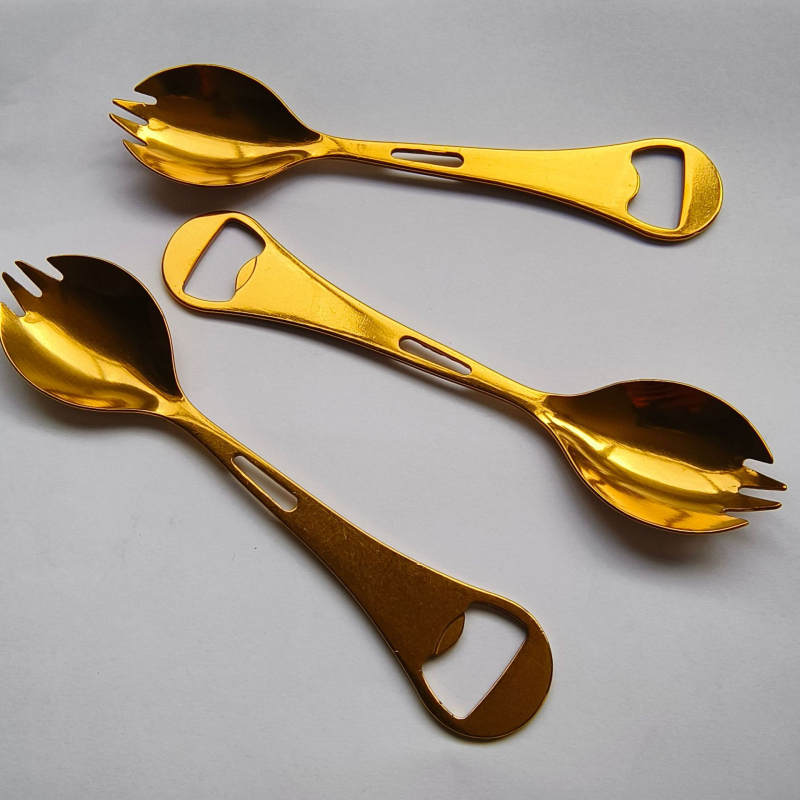 Trys viename nerūdijančio plieno šaukštas su šakute ir butelių atidarytuvu lauko naudai; 316 nerūdijantis plienas; vandens poliravimas; lazeriu graviruotas logotipas