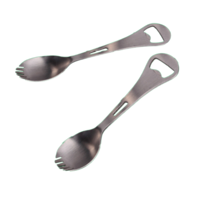 Trys viename nerūdijančio plieno šaukštas su šakute ir butelių atidarytuvu lauko naudai; 316 nerūdijantis plienas; vandens poliravimas; lazeriu graviruotas logotipas