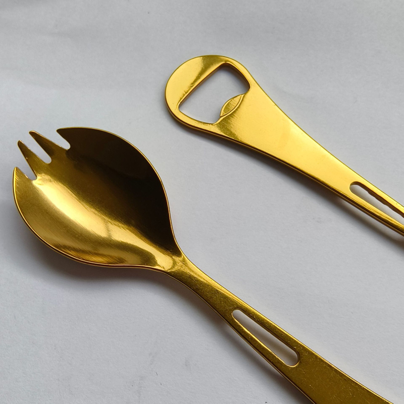 Trys viename nerūdijančio plieno šaukštas su šakute ir butelių atidarytuvu lauko naudai; 316 nerūdijantis plienas; vandens poliravimas; lazeriu graviruotas logotipas