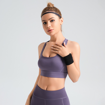 Moterų sportinė liemenėlė, 3/4 kaušas, plonas formuotas kaušas, fiksuoti dvigubi dirželiai, nugaros trijų eilių užsegimas, be siūlių