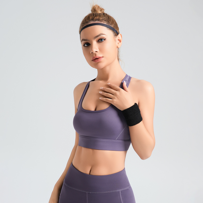 Moterų sportinė liemenėlė, 3/4 kaušas, plonas formuotas kaušas, fiksuoti dvigubi dirželiai, nugaros trijų eilių užsegimas, be siūlių