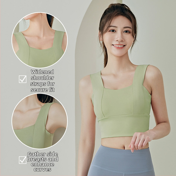 Platus pečių sportinis liemenėlė bėgimui, fitnesui ir jogai; formuoti pilni puodeliai; fiksuotos dvigubo petnešos; be plieno žiedų; Audinys: 82.5% poliesteris, 17.5% spandeksas; pamušalas: spandeksas.