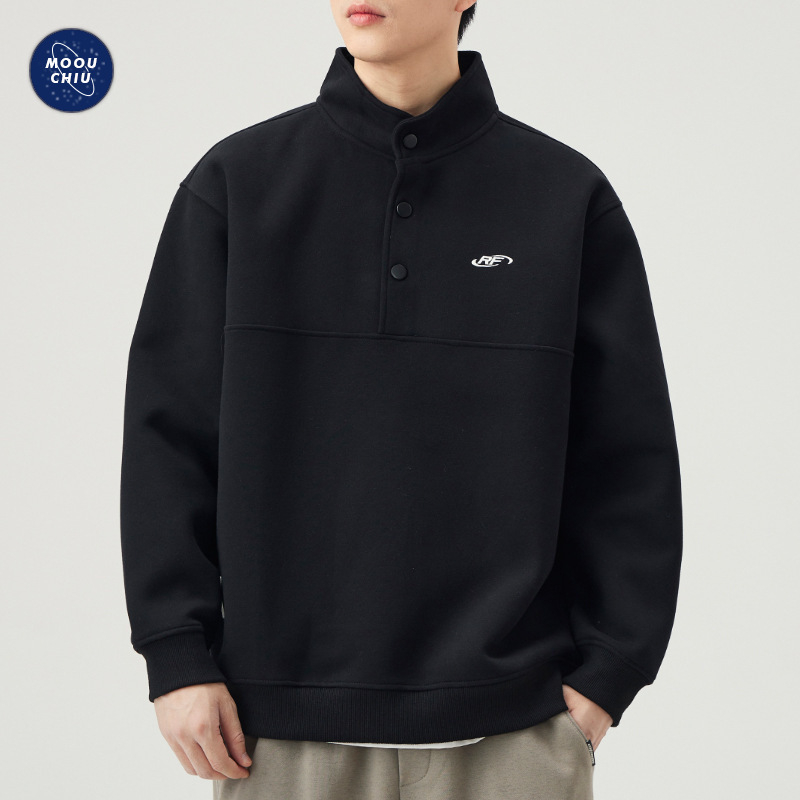 Meleg fleece pulóver felső álló gallérral, előröl gombos záródás, laza szabás, hímzett applikációkkal