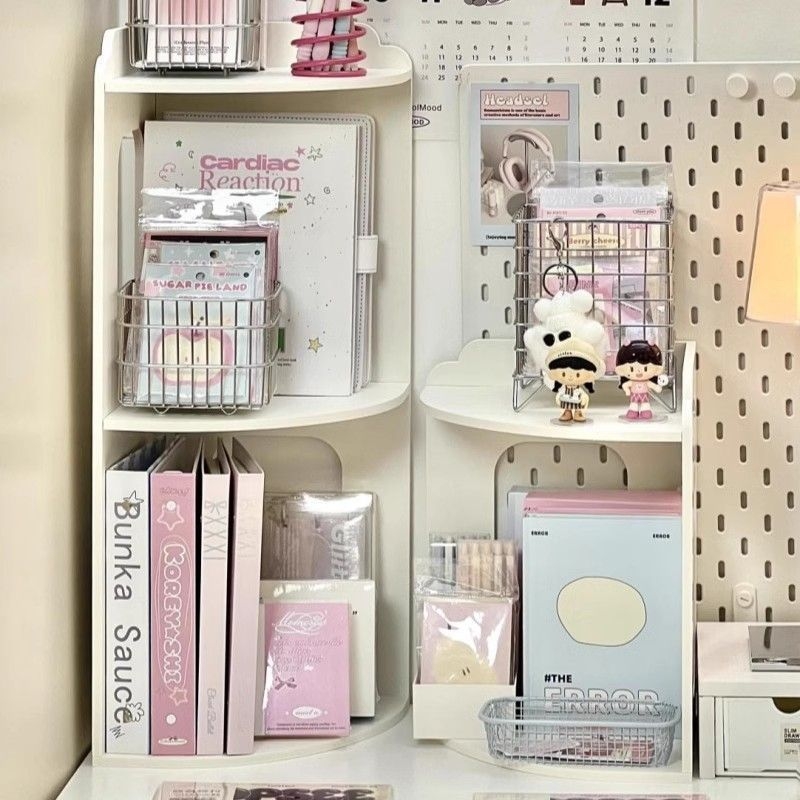 Kampinis stalo laikiklis su kelių lygių lentynomis – dirbtinė plokštė, šiuolaikiškas minimalistinis stilius, užsakymo pavyzdžiai, nereikalauja montavimo