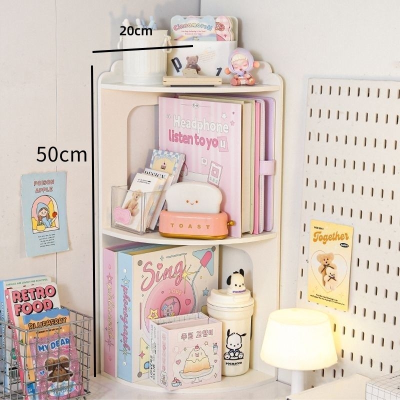 Kampinis stalo laikiklis su kelių lygių lentynomis – dirbtinė plokštė, šiuolaikiškas minimalistinis stilius, užsakymo pavyzdžiai, nereikalauja montavimo