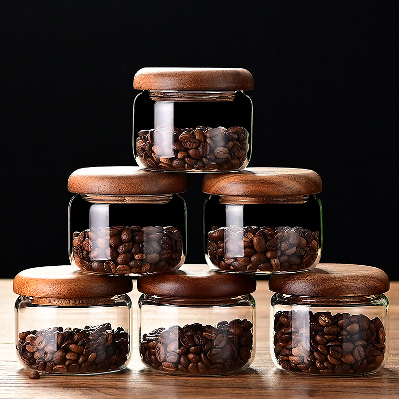 Borosilikatinio stiklo cukraus indas su mediniu dangteliu, cilindrinė forma, talpa 301–500 ml, mikrobangoms tinkama