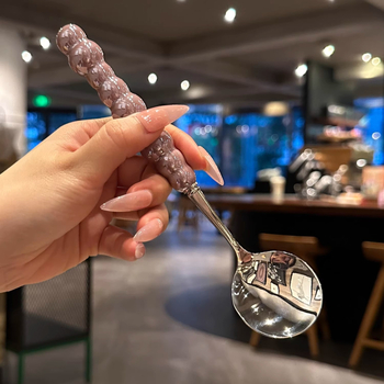 Vaikų apvali sriubos šaukštas su perliniu keraminiu rankenėle ir 304 nerūdijančio plieno korpusu, mechaninis poliravimas, šiuolaikinis minimalistinis stilius