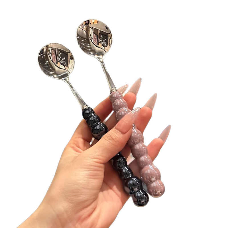 Vaikų apvali sriubos šaukštas su perliniu keraminiu rankenėle ir 304 nerūdijančio plieno korpusu, mechaninis poliravimas, šiuolaikinis minimalistinis stilius