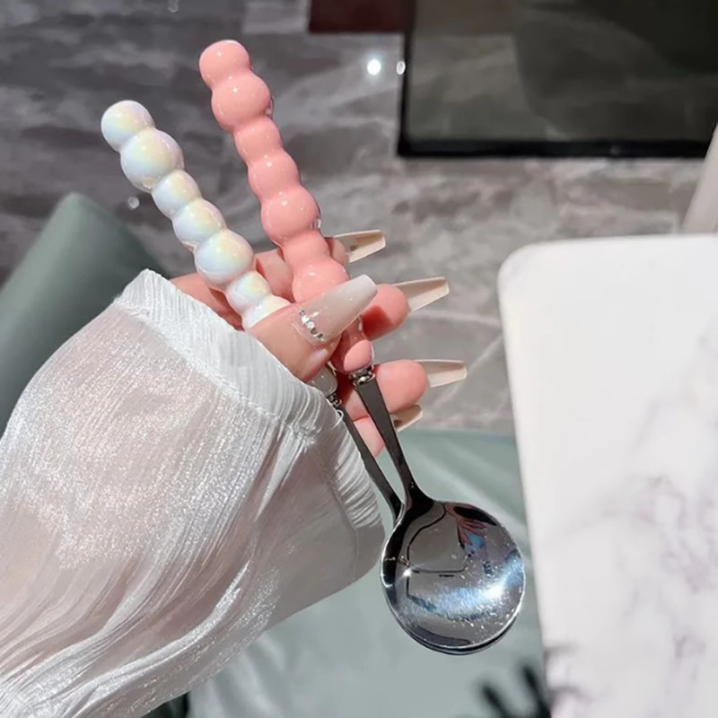 Vaikų apvali sriubos šaukštas su perliniu keraminiu rankenėle ir 304 nerūdijančio plieno korpusu, mechaninis poliravimas, šiuolaikinis minimalistinis stilius