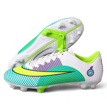 Nogometne cipele – protivsklizne, PU potplat, niski gornji dio, gornji dio od umjetne PU, pogodne za travu, umjetnu travu i planinski teren