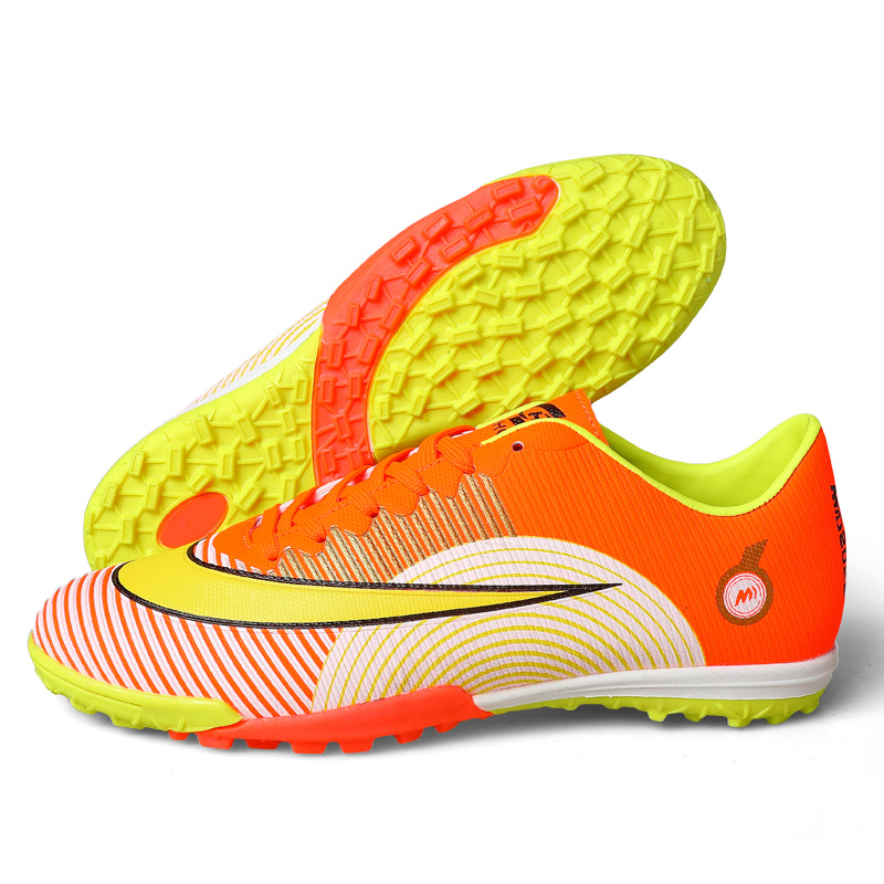 Nogometne cipele – protivsklizne, PU potplat, niski gornji dio, gornji dio od umjetne PU, pogodne za travu, umjetnu travu i planinski teren
