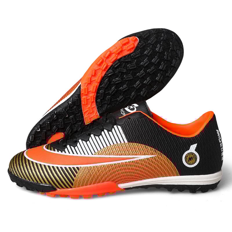 Nogometne cipele – protivsklizne, PU potplat, niski gornji dio, gornji dio od umjetne PU, pogodne za travu, umjetnu travu i planinski teren