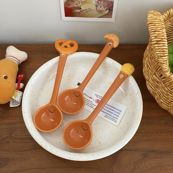 Κεραμικό κουτάλι με τρισδιάστατο σχήμα ψωμιού — χαριτωμένο στυλ, μονοχρωματικό σχέδιο — (Υλικό: κεραμικό; Για ενήλικες; Δώρο γενεθλίων; Κυκλοφορία φθινόπωρο 2024)