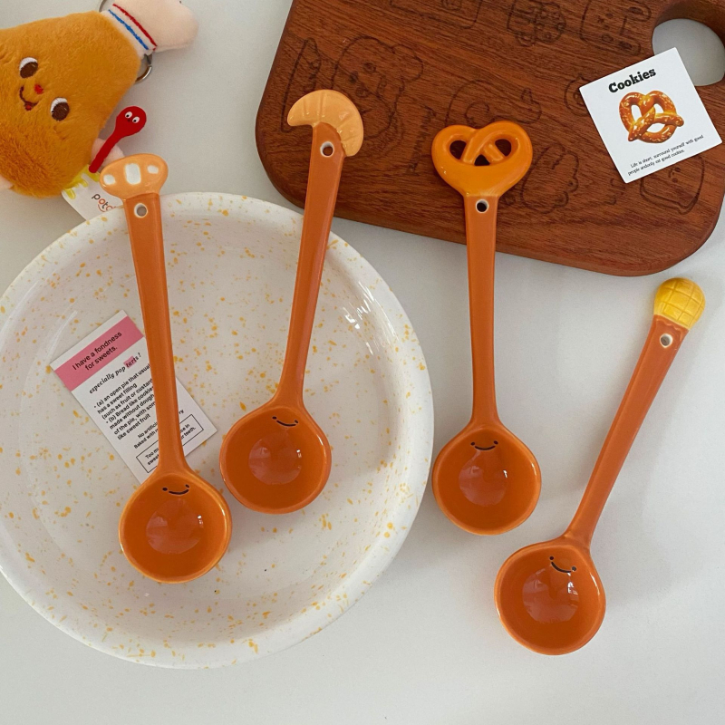 Κεραμικό κουτάλι με τρισδιάστατο σχήμα ψωμιού — χαριτωμένο στυλ, μονοχρωματικό σχέδιο — (Υλικό: κεραμικό; Για ενήλικες; Δώρο γενεθλίων; Κυκλοφορία φθινόπωρο 2024)