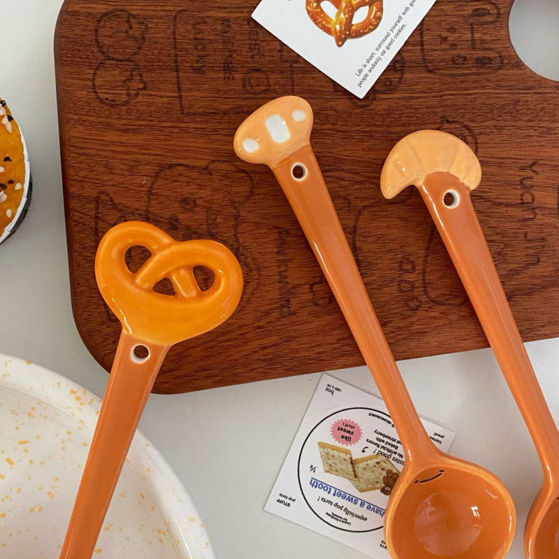 Κεραμικό κουτάλι με τρισδιάστατο σχήμα ψωμιού — χαριτωμένο στυλ, μονοχρωματικό σχέδιο — (Υλικό: κεραμικό; Για ενήλικες; Δώρο γενεθλίων; Κυκλοφορία φθινόπωρο 2024)