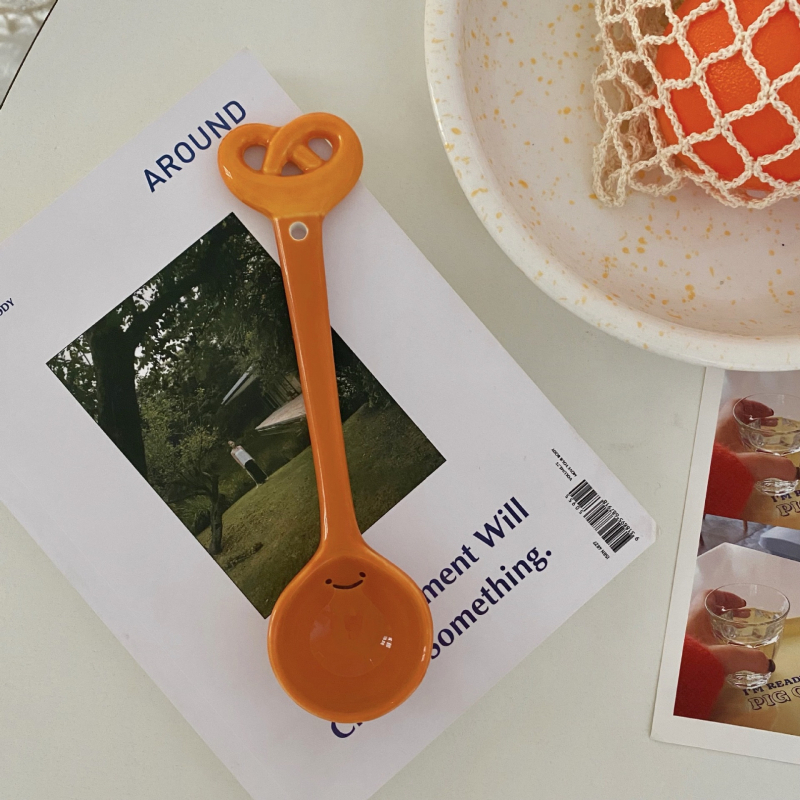 Κεραμικό κουτάλι με τρισδιάστατο σχήμα ψωμιού — χαριτωμένο στυλ, μονοχρωματικό σχέδιο — (Υλικό: κεραμικό; Για ενήλικες; Δώρο γενεθλίων; Κυκλοφορία φθινόπωρο 2024)