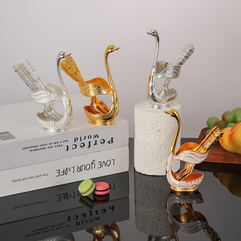 Swan set pribora za jelo — nož, vilica, žlica; cinkova legura; nordijski stil, otmjen uzorak; pakiranje: set; premium kvaliteta