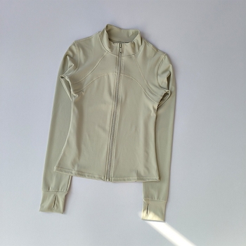 Moterų jogos striukė - ilgos rankovės, liesas kirpimas, klubų ilgis, greitai džiūstanti medžiaga, poliesterio 80% ir spandekso 20%