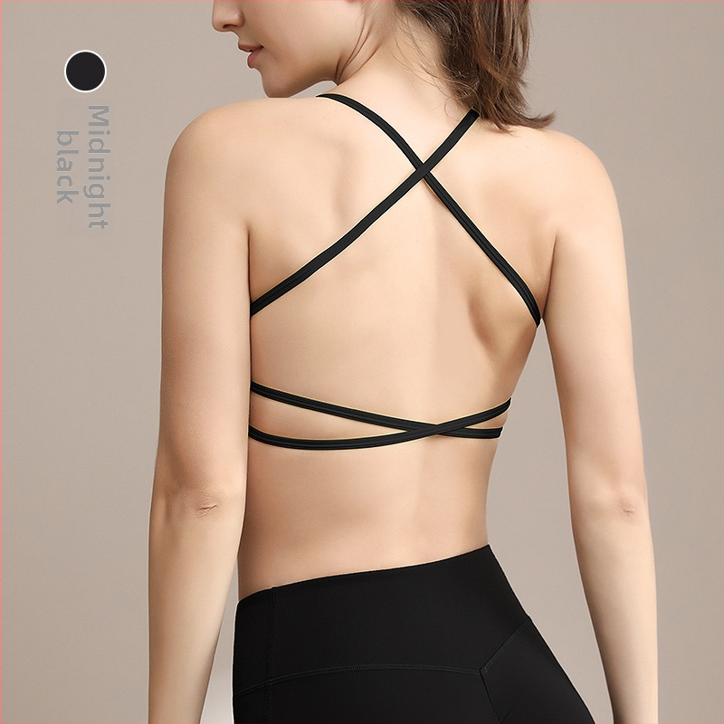 Jogos viršelis su kryžminėmis pečių juostomis, formuoti krūtinės puodeliai, vienos dalies dizainas; pagrindinis audinys: nailonas 75% / įdėklas: spandeksas 25%; fiksuotos dvigubos petnelės