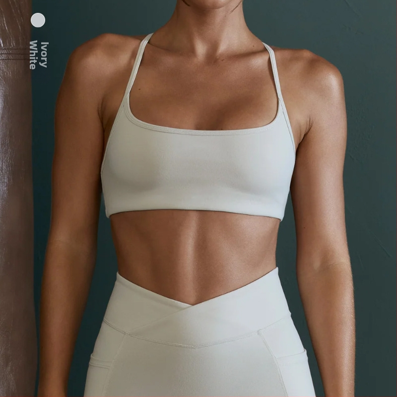 Jogos viršelis su kryžminėmis pečių juostomis, formuoti krūtinės puodeliai, vienos dalies dizainas; pagrindinis audinys: nailonas 75% / įdėklas: spandeksas 25%; fiksuotos dvigubos petnelės