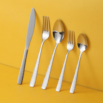 430 nerūdijančio plieno Vakarietiškų įrankių rinkinys su kalimo raštu – peilis, šakutė ir šaukštas, veidrodinis paviršius