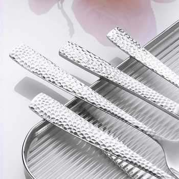 430 nerūdijančio plieno Vakarietiškų įrankių rinkinys su kalimo raštu – peilis, šakutė ir šaukštas, veidrodinis paviršius