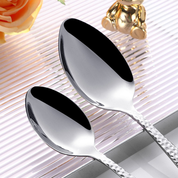 430 nerūdijančio plieno Vakarietiškų įrankių rinkinys su kalimo raštu – peilis, šakutė ir šaukštas, veidrodinis paviršius