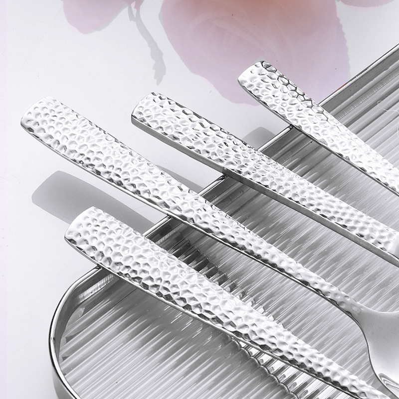 430 nerūdijančio plieno Vakarietiškų įrankių rinkinys su kalimo raštu – peilis, šakutė ir šaukštas, veidrodinis paviršius