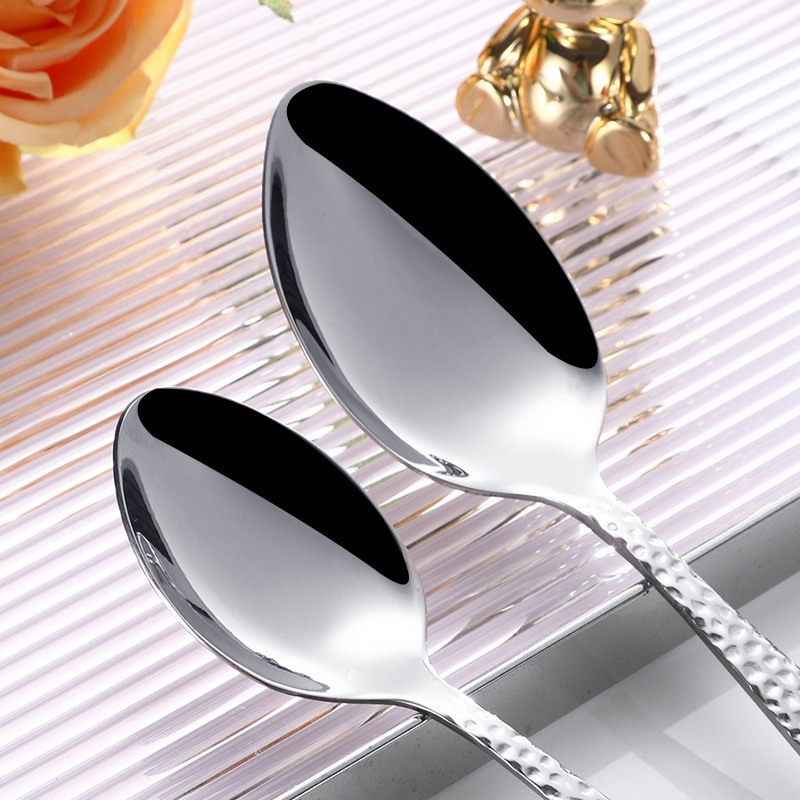 430 nerūdijančio plieno Vakarietiškų įrankių rinkinys su kalimo raštu – peilis, šakutė ir šaukštas, veidrodinis paviršius