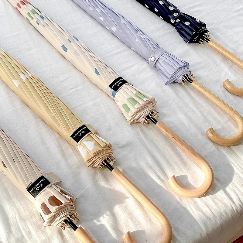 Dvivietis skėtis su ilgu mediniu rankena, 16 rėmų, geležinis rėmas, pusiau automatinis atidarymas, 190T audinys