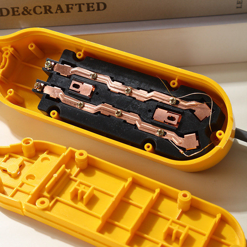 Захранващ разклонител с универсално гнездо (кръгли отвори), до 16A, 100–250V, 4000W, корпус от огнеупорен PVC, меден проводник