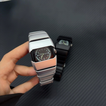 Kvarca pulkstenis ar kvadrātveida dialu, plastmasas korpuss un siksna, skrūvējama krona, kvarca mehānisms