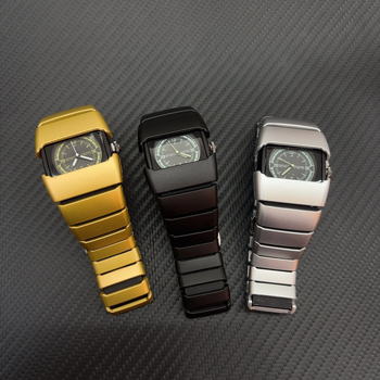 Kvarca pulkstenis ar kvadrātveida dialu, plastmasas korpuss un siksna, skrūvējama krona, kvarca mehānisms