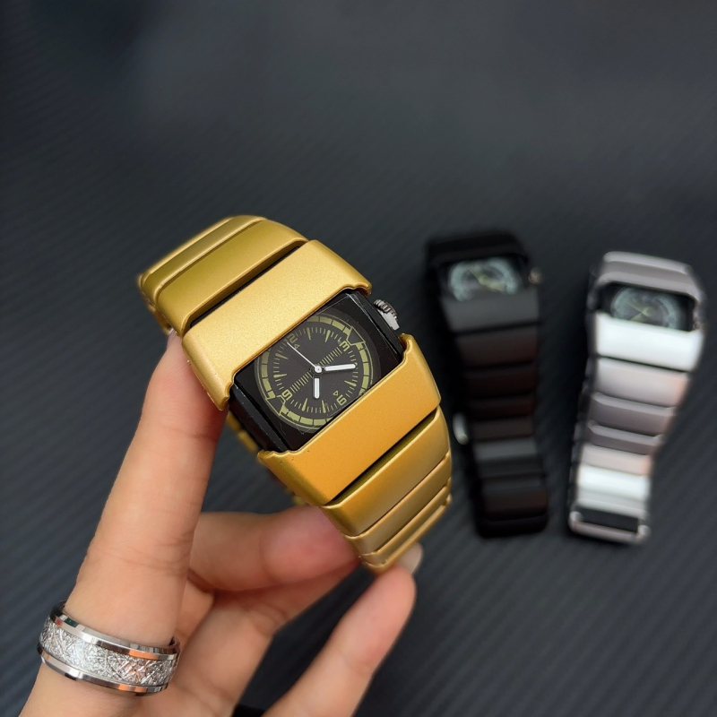 Kvarca pulkstenis ar kvadrātveida dialu, plastmasas korpuss un siksna, skrūvējama krona, kvarca mehānisms