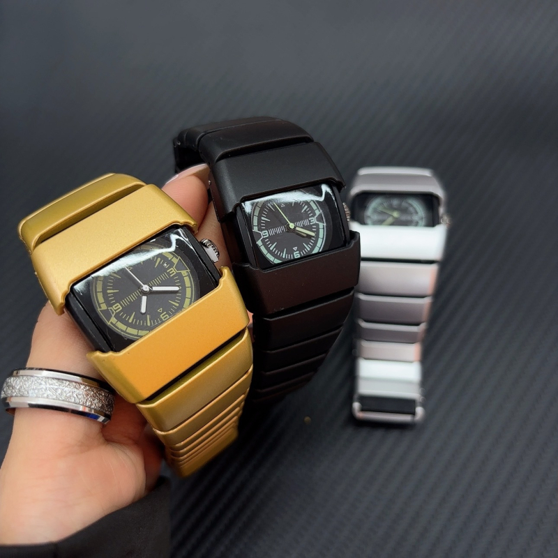 Kvarca pulkstenis ar kvadrātveida dialu, plastmasas korpuss un siksna, skrūvējama krona, kvarca mehānisms