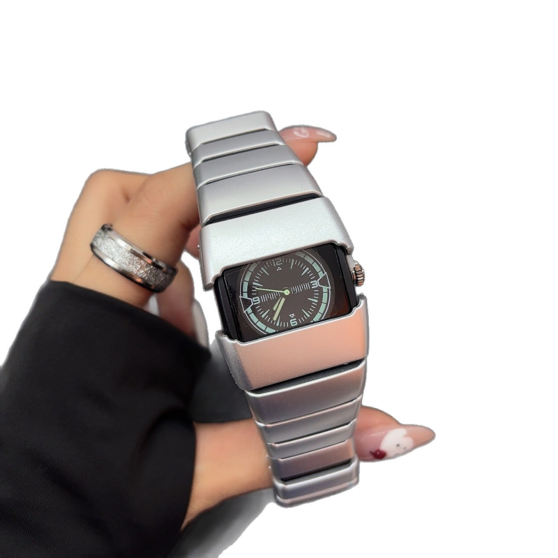 Kvarca pulkstenis ar kvadrātveida dialu, plastmasas korpuss un siksna, skrūvējama krona, kvarca mehānisms